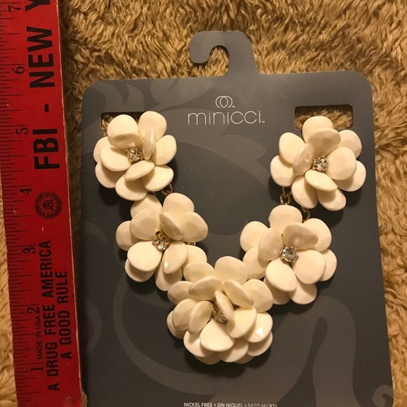 MINICOL Jewelry - MINICOL Floral Necklace